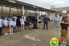 Crianças fazem homenagem a policiais militares em Telêmaco Borba, nos Campos Gerais