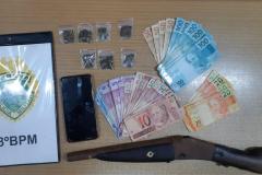 Armas e munições são apreendidas pela PM durante cumprimento de mandado de prisão e carro é recuperado na região da Lapa (PR)
