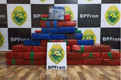 Operação Hórus: Policiais militares e federais apreendem mais de 300 quilos de maconha e 600 pacotes de cigarro contrabandeado, no Oeste do Paraná