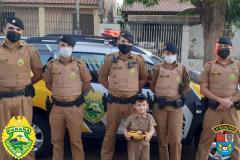 Policiais militares de Maringá (PR) visitam fã da PM no dia do seu aniversário