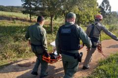 BPMOA resgata mulher após escorregar em riacho em Campo Largo (PR)