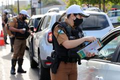 Durante blitz educativa, BPTran distribui panfletos e bafômetros descartáveis para motoristas em Curitiba