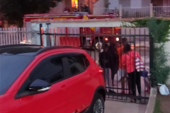 Mulher é resgatada de casa em chamas por policiais militares no Cajuru, em Curitiba