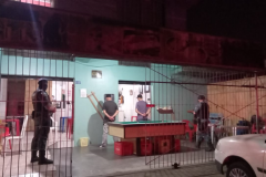 Em seis pontos diferentes de Curitiba, a Ação Integrada de Fiscalização Urbana (AIFU) encontrou produtos contrabandeados sendo comercializados nesta segunda-feira (13/09). Ao todo, foram apreendidos 14 essências de narguilé, 42 garrafas de bebidas e 208 carteiras de cigarros. Também foi constatado jogo de azar em um estabelecimento comercial, sendo apreendido uma máquina de jogo do bicho.   O trabalho dos militares estaduais, guardas municipais e agentes da prefeitura local também foi no sentido de fiscaliz