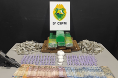 Patrulhamento de rotina da PM resulta na apreensão de quase 9 quilos de maconha e cocaína e na prisão de dois homens, em Cianorte (PR)