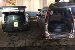 Policiais de fronteira apreendem dois carros com diversos pneus contrabandeados, na cidade de Foz do Iguaçu, no Oeste do estado