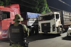 Caminhões e carro com 40 mil pacotes de cigarros contrabandeados são apreendidos pelo BPFRON em Altônia-PR