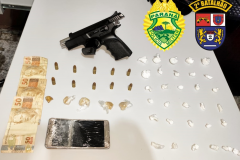 No Norte Pioneiro, PM prende dois homens e apreende duas armas de fogo e porções de drogas
