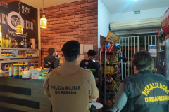 Cigarros contrabandeados e máquinas de jogos de azar são apreendidos pela AIFU em Curitiba