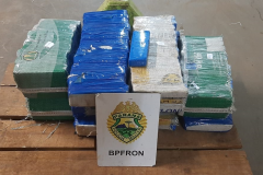 BPFRON e Receita Federal apreendem 100 quilos de maconha na Ponte Internacional da Amizade, em Foz do Iguaçu