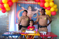 Policiais militares participam de festa de aniversário de pequena fã da PM em Pato Branco (PR)