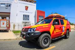 Primeiro grupo de bombeiros paranaenses e cães de faro viaja para Petrópolis