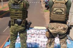 BPFron e PF apreendem caminhão carregado com cigarros, arma de fogo e fardas camufladas no Oeste do estado