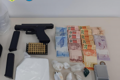 No Litoral do estado, PM prende quatro pessoas e apreende uma arma de fogo e mais de 800 gramas de drogas