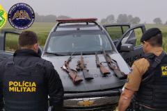  Policias Militares do 1º BPM recuperam armas e prendem suspeitos de roubo a uma chácara em Palmeira/PR.  