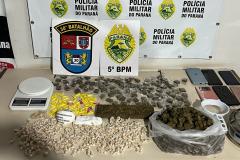 Após denúncia, policiais militares apreendem drogas no interior de residência utilizada pelo tráfico em Londrina.