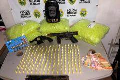 Drogas e armas são apreendidas pela PM em Londrina nesta quarta-feira (18/10). 