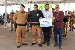 Polícia Militar do Paraná arrecada e entrega R$ 10 mil ao Pequeno Cotolengo.