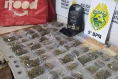Motociclista é preso pela PM enquanto fazia a entrega de drogas em Londrina. 