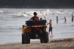 Quadriciculo pilotado por policial feminina na areia da praia de caiobá2