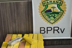 Além da droga, foram encontrados na mochila alguns bilhetes de passagem com nomes falsos