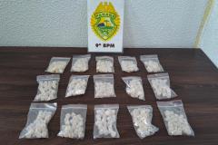 Policiais militares da Rádio Patrulha localizaram uma caixa de papelão com 389 pedras de crack