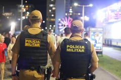 O policiamento ostensivo esteve presente nos locais de maior movimento, como praias, praças e eventos públicos, garantindo a segurança durante os shows e queima de fogos.