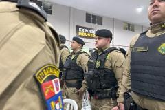 A Polícia Militar do Paraná também participa ativamente da feira, garantindo a segurança de todos os visitantes e mantendo um estande de exposição