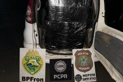 Polícia Militar do Paraná apreende veículo com 500 pacotes de cigarros contrabandeados do Paraguai, em Foz do Iguaçu
