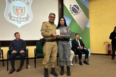 Comandante-Geral da PMPR recebe homenagem da Polícia Penal em solenidade do sistema penitenciário