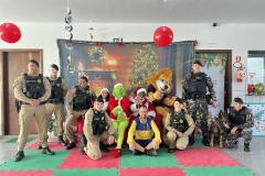 Durante a atividade, os policiais interagiram diretamente com os alunos, conversaram, posaram para fotos e participaram de momentos lúdicos dentro da escola