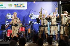 Com grande público presente, a apresentação aconteceu no estande da emissora, transformando a noite em um verdadeiro espetáculo musical à beira-mar