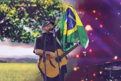 Mesmo com a chuva que caiu durante parte da apresentação, o público permaneceu no local