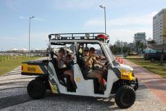 Cinto afivelado e sorriso no rosto: a “Voltinha UTV PMPR” conquista a criançada no litoral