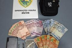 Durante a revista pessoal, foram encontrados com ele R$ 250,00 em dinheiro e cinco pedras de crack