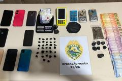 Ao todo, foram apreendidos aproximadamente 424 gramas de pasta base de cocaína, 36 gramas de maconha, três balanças de precisão, duas máquinas de cartão, oito aparelhos celulares e R$ 210,00 em dinheiro