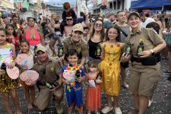 A Polícia Militar do Paraná (PMPR) segue com foco total na segurança dos paranaenses e turistas durante o feriado prolongado. Nesta segunda-feira (16), as ações estratégicas de policiamento garantiram que as festividades de Carnaval em Antonina e Morretes ocorressem em um clima de paz, integração e diversão para todas as idades, com presença ostensiva em pontos-chave das cidades.  Em Antonina, o dia foi marcado por dois dos eventos mais aguardados do calendário local, o Baile Infantil e a tradicional Corrid