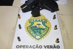 Durante a busca veicular, os policiais localizaram uma pistola calibre 9mm, acompanhada de oito munições intactas