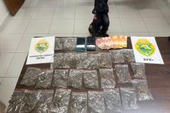 No interior do objeto foram encontradas 19 porções de maconha, totalizando 74 gramas, além da quantia de R$ 115,00 em dinheiro