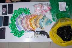 PMPR prende suspeito por tráfico de drogas, porte ilegal de arma e direção perigosa em Jacarezinho