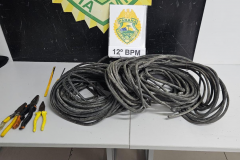 PMPR prende dois suspeitos e recupera cabos de fibra óptica após furto em condomínio