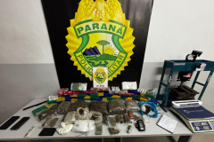 PMPR desarticula ponto de tráfico e apreende mais de 21 kg de drogas no Hauer  A Polícia Militar do Paraná (PMPR) prendeu um homem e desarticulou um ponto de tráfico de drogas nesta terça-feira (21), no bairro Hauer, em Curitiba. Ao todo, foram apreendidos mais de 21 quilos de entorpecentes.  A ação foi realizada por equipes do 20º Batalhão de Polícia Militar (BPM), com apoio das equipes de inteligência, após denúncia anônima indicando que o local era utilizado para armazenamento e distribuição de drogas.  