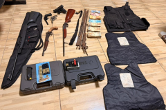 PMPR apreende arsenal e mais de R$ 46 mil durante atendimento a vítima de violência doméstica no Vale do Ivaí