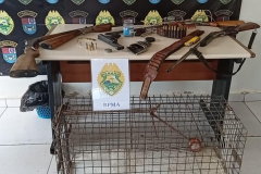 PMPR apreende armas de fogo e prende homem após denúncia de caça ilegal em Ponta Grossa