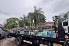 Após buscas detalhadas, os militares estaduais localizaram aproximadamente 5.100 quilos de maconha escondidos sob um carregamento de mandioca