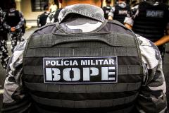 Na RMC, policiais militares do BOPE apreendem dinheiro, munições e drogas
