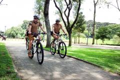 Durante a Operação Verão Curitiba no Parque Barigui, policiais militares apreendem dinheiro, balança de precisão e maconha