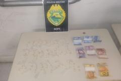 Pedras de crack e dinheiro são apreendidos pelo BOPE na Capital do estado; homem é encaminhado