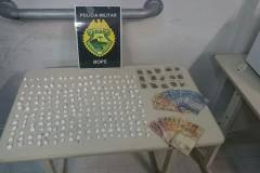 Maconha, buchas de cocaína e dinheiro são apreendidos pela RONE em Curitiba; dupla é encaminhada 