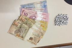 Ao atender ocorrências de tráfico de drogas, PM apreende mais de 50 pedras de crack e R$300,00 em dinheiro